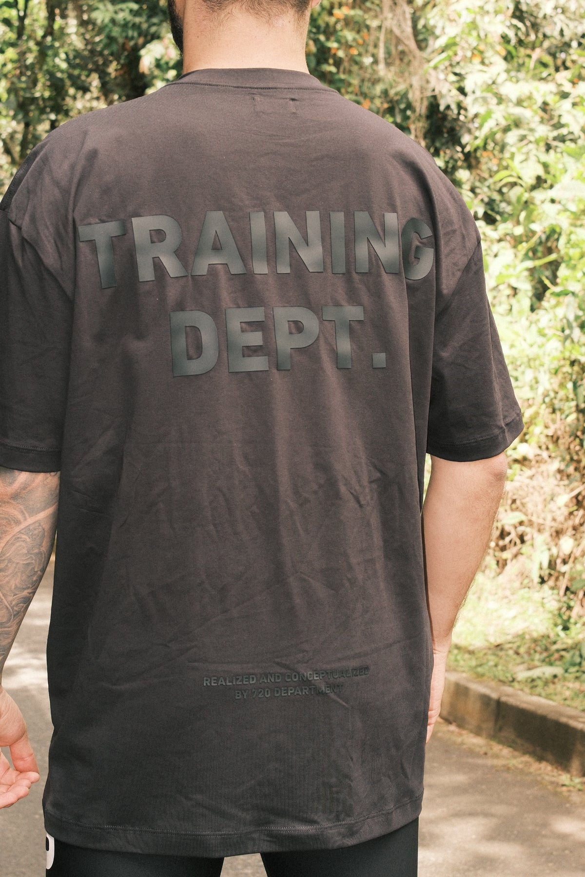 CAMISETA OVERSIZE LEWIS NEGRO SOBRE NEGRO